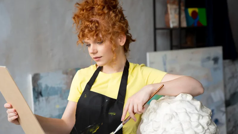 Femme artiste peignant dans son atelier – illustration du profil Ennéagramme Type 4, l’Artiste, sensible et créatif en coaching de vie.