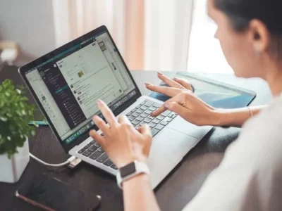 Femme travaillant sur son ordinateur portable en télétravail - illustration de la confiance en soi au travail au quotidien