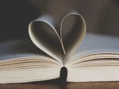 Livre ouvert dont les pages forment un cœur - illustration de citations inspirantes sur la confiance en soi